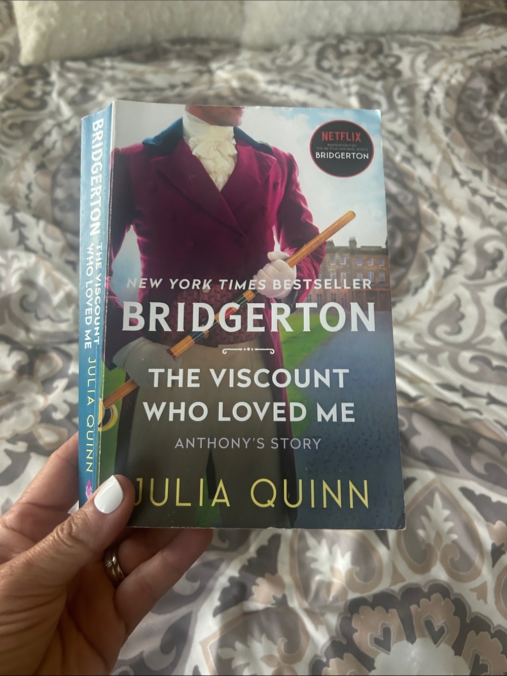 - Bridgerton book the viscount who loves me by Julia Quinn